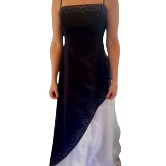 Stunning formal gown - Picture 1 of 3